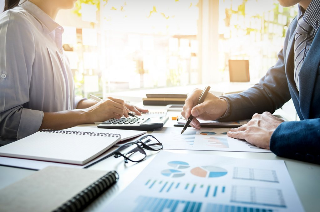 Echipă de contabili discutând strategia fiscală a unei firme