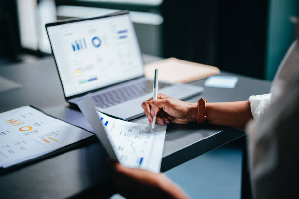 Consultant financiar analizând rapoarte contabile